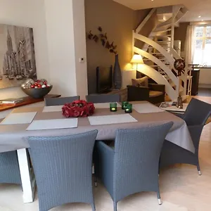 Anna Paula, In A Beautiful Quiet Street, 2 King Beds-2 Bathrooms & Private Garage Appartement Brugge